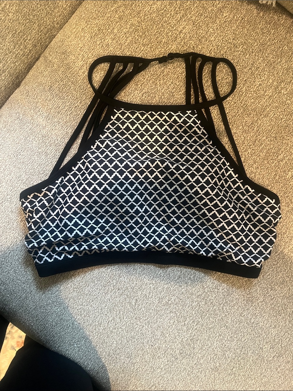 🌊 Women's Black & White Crop Bikini Top 🌊 - Picture 4 of 5
